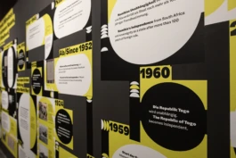 Detailansicht der von Alisa Verzhbitskaya gestalteten Infografik in ›Signale der Macht. Nauen, Kamina, Windhoek‹ zur deutschen Kolonialfunktechnik.