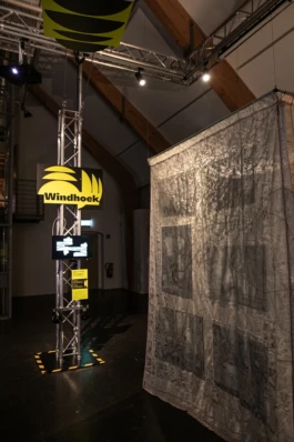 Videoinstallation zu Windhoek in der Ausstellung ›Signale der Macht. Nauen, Kamina, Windhoek‹ über koloniale Funknetze.