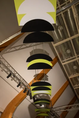 Deckeninstallation mit visualisierten Funkwellen in der Ausstellung ›Signale der Macht. Nauen, Kamina, Windhoek‹.